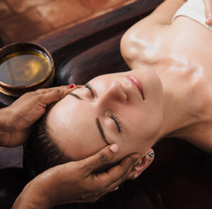 desconecta y relajate masaje cabeza ayurveda